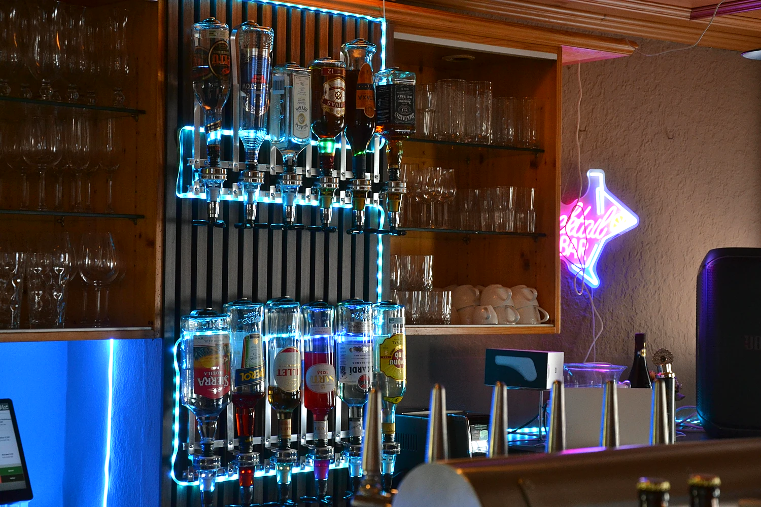 LED-beleuchtete Cocktailbar mit Spirituosen-Dispensern und Neon