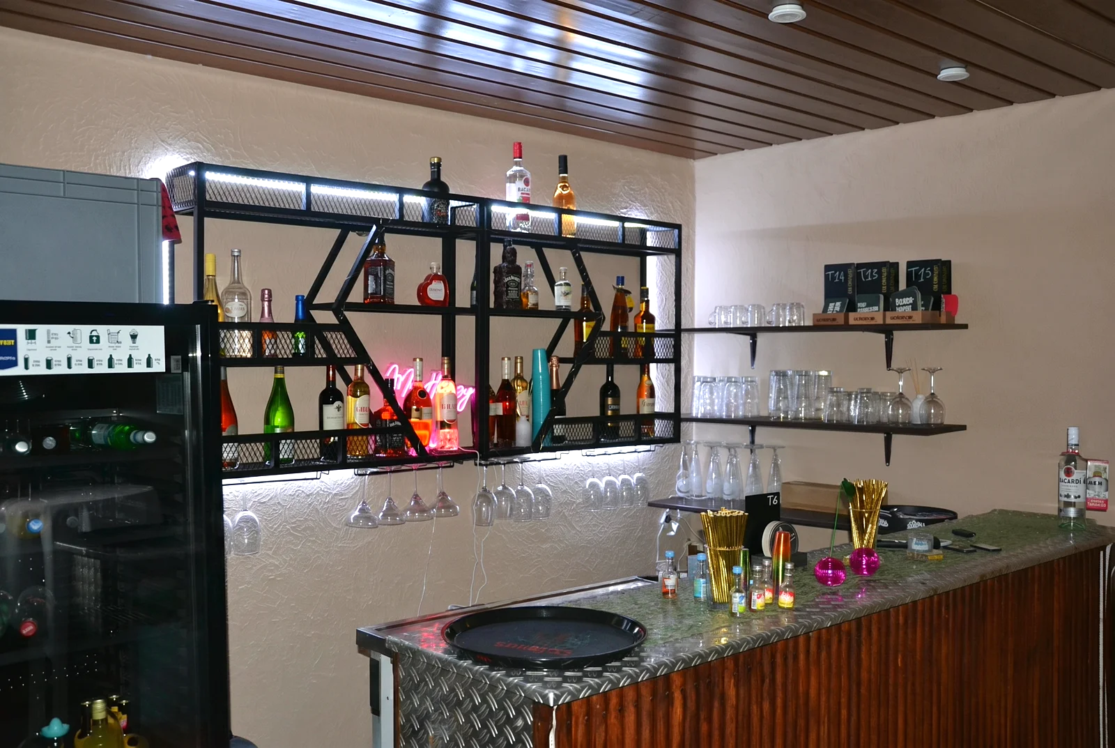 Eigene Cocktail-Bar im Partyraum mit Neon und Spirituosen